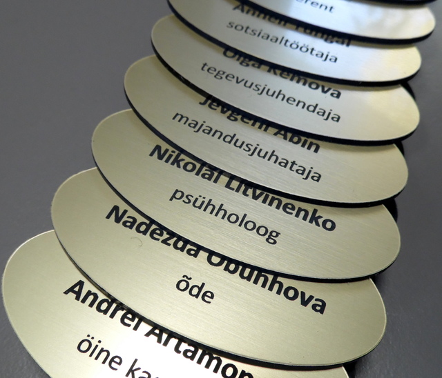 Soikea muotoiset rintakyltit Soikea muotoiset rintakyltit