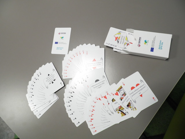 Pelikortit omalla logolla ja tekstilla Pelikortit omalla logolla ja tekstilla