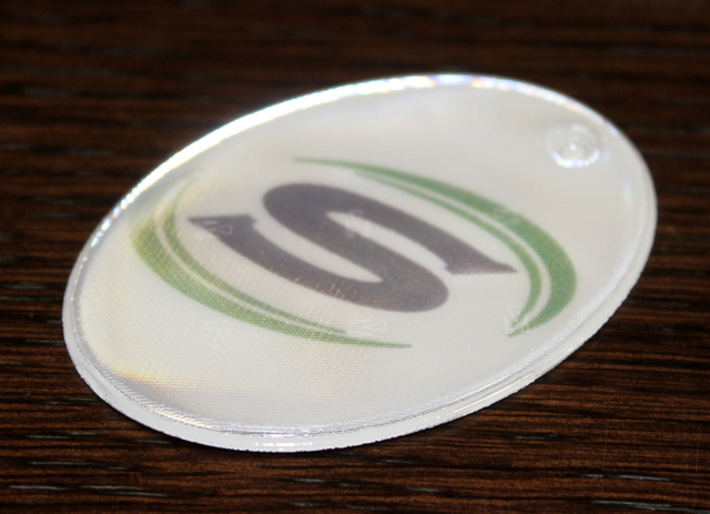 Ovaali heijastin logolla Ovaali heijastin logolla