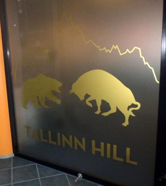 Kultainen tarra lasilla Kultainen tarra lasilla