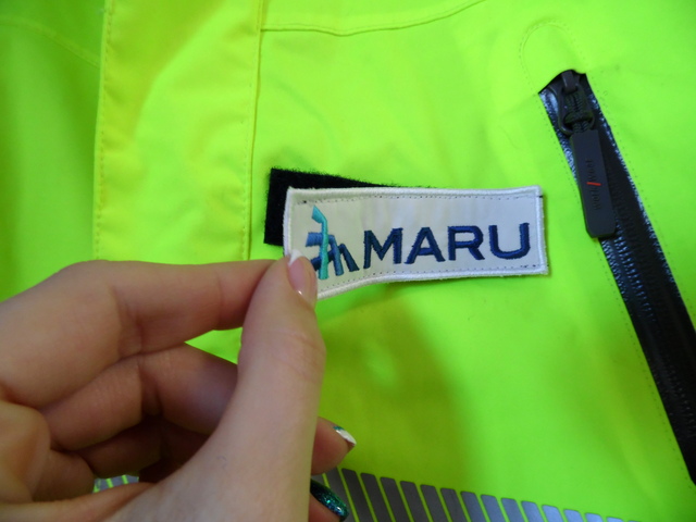 Tarranauhalla brodeerattu logo takkille Maru