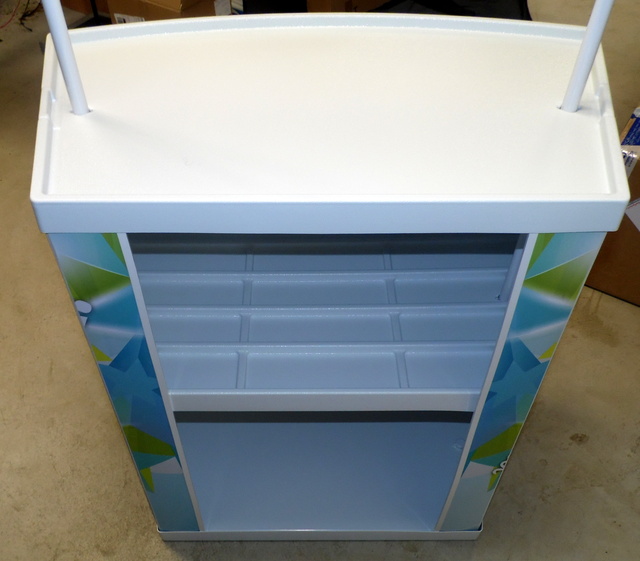 Esittelypöytä hyllyllä Esittelypöytä hyllyllä