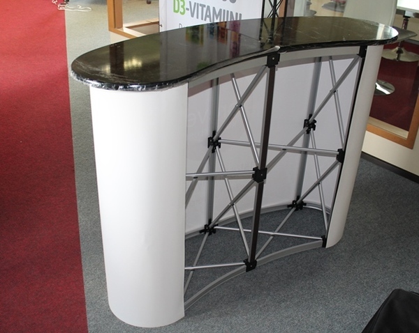 Iso messupöydä takaa päin katsottuna. Iso messupöydä takaa päin katsottuna.