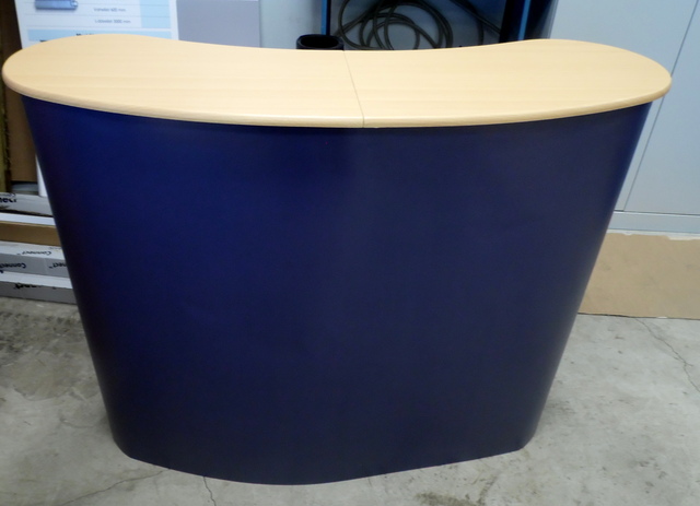 Iso messutiski valkoisella arkkilla Iso messutiski valkoisella arkkilla