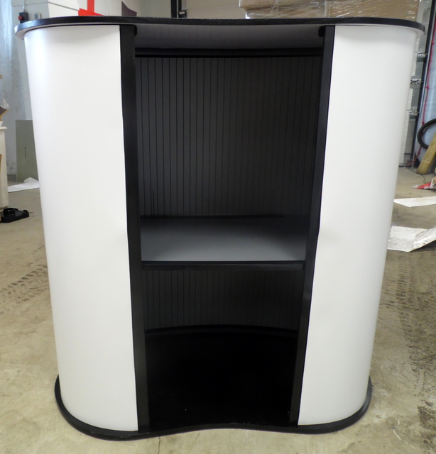 Messupöytä takana ja hyllyllä Messupöytä takana ja hyllyllä