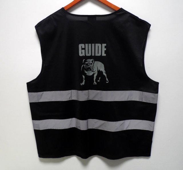 Heijastavalla painatuksella musta heijastinliivi Heijastavalla painatuksella musta heijastinliivi