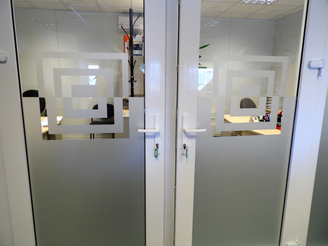 Hiekkapuhallettua lasia muistuttavat tarrat Hiekkapuhallettua lasia muistuttavat tarrat