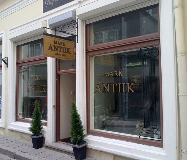 Ikkunatarrat ja logokyltti Ikkunatarrat ja logokyltti