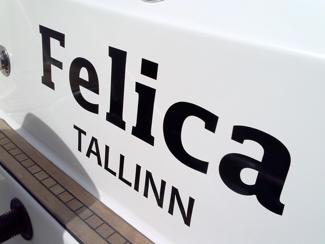 Muotoonleikattu tarra Muotoonleikattu tarra