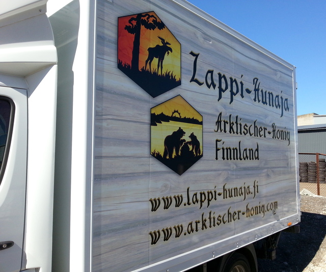 Mainosteipattu auto Lappi-Hunaja Mainosteipattu auto Lappi-Hunaja