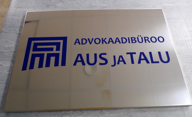 Ruostumattomasta teräksestä julkisivukyltti Advokaadibüroo Aus ja Talu Ruostumattomasta teräksestä julkisivukyltti Advokaadibüroo Aus ja Talu