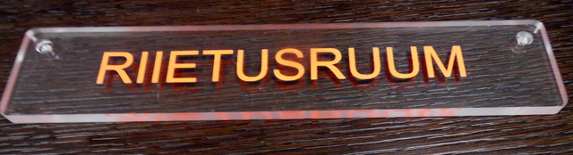 Pleksilevy kyltti tarralla Pleksilevy kyltti tarralla