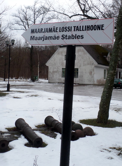 Tienviitta postilla Maarjamäe Lossi Tallihoone Tienviitta postilla Maarjamäe Lossi Tallihoone