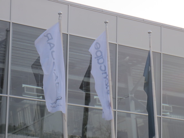 Nelikulmaiset liput logolla Nelikulmaiset liput logolla