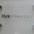 Pleksilasikyltti Hyde & Associates